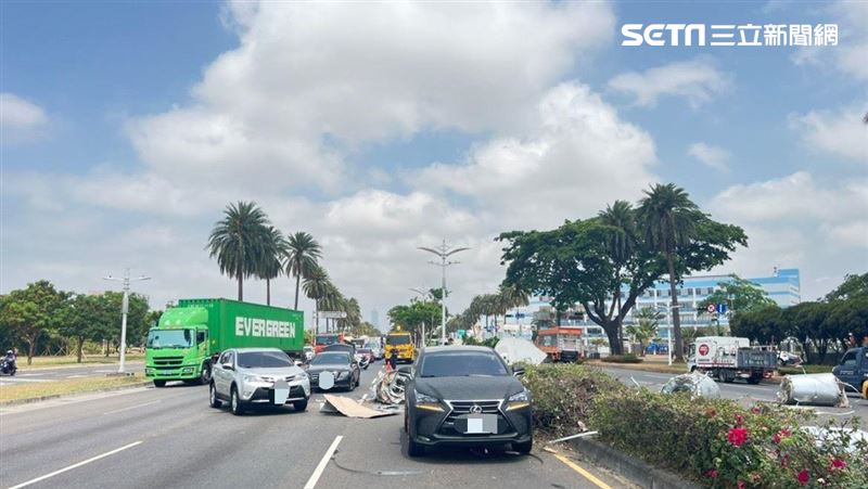 新／大鋼捲「跳車」砸3車　連路燈都斷了