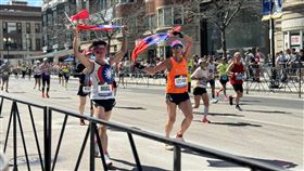 波士頓馬拉松  台灣跑者高舉國旗衝線第128屆波士頓馬拉松15日登場，駐處在終點線前設置加油區，台灣跑者高舉國旗衝線。（駐波士頓辦事處提供）中央社記者尹俊傑紐約傳真  113年4月16日
