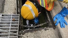 清潔隊員不畏髒汙及狹小惡臭，專注於尋找失物。（圖／北市環保局提供）