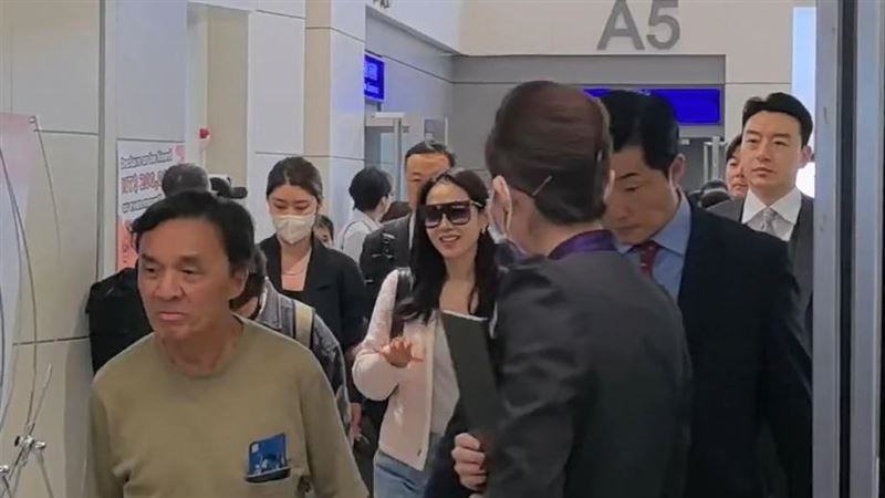孫藝真出道25年首來台！現身機場熱情揮手