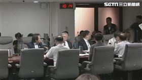 王世堅發言時與反對割地的當地里長爆發口角衝突。