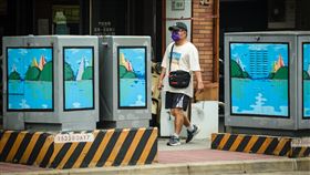 行人交通安全設施條例　立院三讀通過（1）立法院會16日三讀通過行人交通安全設施條例，規範中央及地方應訂定行人交通安全推動及改善計畫，地方政府如果查有妨礙行人通行的固定設施，未在期限內改善、拆除者，最高可罰新台幣15萬元。圖為新北市板橋區一處人行道上大型變電箱占據不少人行道空間。中央社記者王騰毅攝　113年4月16日