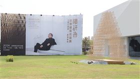 日本國際著名建築師隈研吾以「五感」為題的建築設計展4/11至6/16在台南展出，台南市長黃偉哲16日特別前往參觀