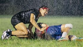 《環南時候》有激烈的雨中打架橋段。（圖／CATCHPLAY提供）