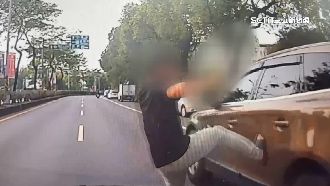 行車糾紛險濺血！駕駛踹門、持刀作勢揮砍