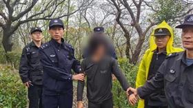 睡在墓穴中的男子是一名逃犯，公安將其移送外地警方。（圖／翻攝自中國寧波網）