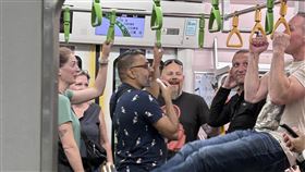 日人拍下「電車健身照」嘆：底層觀光客太多(圖/翻攝自X)