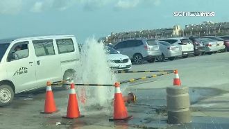 參觀農機展！駕駛停車撞斷消防栓水柱狂噴