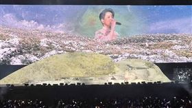 梁詠琪出道28年首度在台北小巨蛋開唱，台式舞台設計引起網友熱議。 (圖/翻攝臉書)