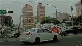 桃園一輛白色轎車不服義交指揮，強行撞開義交右轉。(圖/桃園爆報粉專提供)