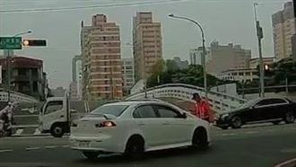 囂張！桃園男違規右轉撞義交...下場曝