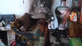 台中情侶吵架女朝男友潑汽油縱火，男子全身25%燒燙傷。（圖／翻攝畫面）