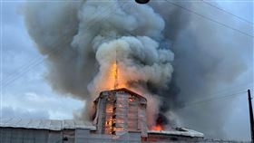 舊證券交易所（Old Stock Exchange）建築今天發生大火。（圖／路透社／達志影像）
