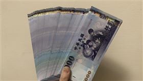 新台幣/新鈔/鈔票/千元大鈔/換鈔(記者陳弋攝影，打資料照即可)