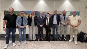 科索沃前總理霍蒂（Avdullah Hoti）（左四）率領國會跨黨派議員及重要企業一行7人訪台，外交部歐洲司副司長林主恩（右四）到機場歡迎。（圖／翻攝自外交部官網）