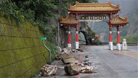 強震重創花蓮  影響觀光產業0403地震重創花蓮，影響觀光產業，民宿業者表示，看到太魯閣災情慘重，不但國外旅客被嚇到，國旅遊客也望之卻步，退房一路退到年底。中央社記者李先鳳攝  113年4月16日