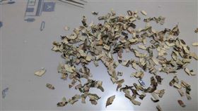 ▲原PO父親誤把鈔票扔碎紙機。（圖／X）