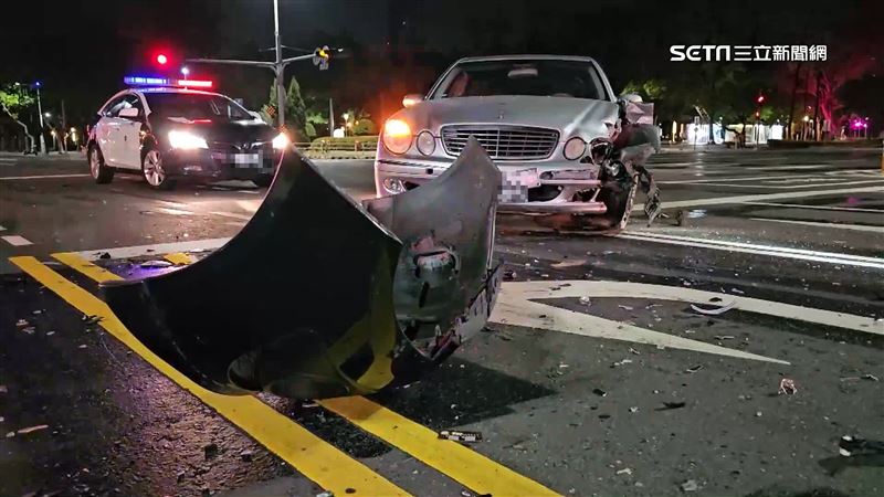 疑未依標線行駛　轎車路口高速衝撞對向車