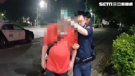 新北顏婦在熱炒店持酒瓶怒砸隔壁桌客人，自己卻被玻璃割傷送醫。（圖／翻攝畫面）