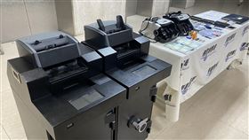 洗錢集團租入金機存詐款  刑事局偵破警政署刑事局16日舉行破案記者會指出，以張姓、李姓男子為首的假投資詐欺洗錢集團，為避免臨櫃大額存款遭通報以及面交恐遇黑吃黑劫財風險，向保全公司租用2台入金機（等同存款用ATM功能）（左）置放自宅存款，警方將涉案12嫌送辦，並查扣相關證物。中央社記者黃麗芸攝  113年4月16日