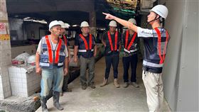 0403花蓮強震後，國內多處建物嚴重毀損，面臨拆除命運。桃園市大溪區三元市場震後嚴重毀損，經判定為紅單，因所有權人於2週期限均進行拆除，桃園市建築管理處昨（16）日啟動代拆作業，工期預計1個月。