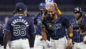 ▲張育成競爭對手羅沙里歐（Amed Rosario）在延長賽敲出再見安。（圖／美聯社／達志影像）