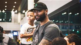 ▲「表弟」卡森斯（DeMarcus Cousins）17日清晨抵台。（圖／桃園台啤永豐雲豹球團提供）