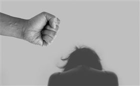 暴力，家暴，揮拳，兒虐(示意圖／PIXABAY)