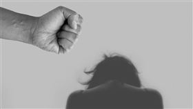 暴力，家暴，揮拳，兒虐(示意圖／PIXABAY)