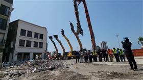 強震災後15天！天王星大樓完成搜證工作　全體人員脫帽「致意康老師」（圖／翻攝畫面）