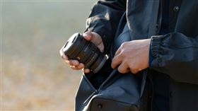 FE 16-25mm F2.8 G鏡頭，以僅約409克的輕巧便攜設計，呈現G系列鏡頭的卓越畫質，輕鬆提高日常拍攝水準。（圖／台灣索尼提供）