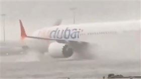 阿拉伯，沙漠降暴雨，淹水，釀洪災，杜拜國際機場，停機坪變水鄉澤國關閉(圖／翻攝自X)