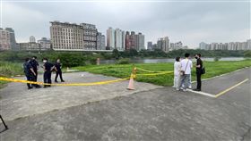 新北市永和區發生一起溺斃案件，15日晚間，4名高職生在綠光河岸公園喝酒，其中2人向緬甸籍板姓男同學打賭「敢不敢游到對面？敢的話給你1千！」，3人隨即跳下水中，其中2人安全游上岸，但板男卻失蹤。警消人員今天在一處沙洲尋獲板男遺體，板男的堂姊和同學獲報前來認屍，過程頻頻拭淚，對板男的驟逝感到悲傷不已。