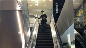 台中勤美誠品，3樓書店，遭人潑汽油，警方(圖／翻攝畫面)