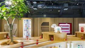 TENGA LAND以樂園概念發想，入店看到的TENGA HILLS，內圈擁有長達7公尺的輸送帶展示各式的TENGA、iroha商品。。（圖／品牌業者提供）