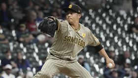 ▲松井裕樹飆「3球三振」化解滿壘危機。（圖／美聯社／達志影像）