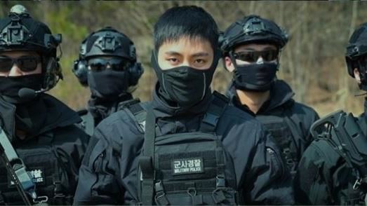 防彈V軍事警察作戰服曝　神級槍法網嗨翻