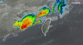 有許多旺盛對流預計今天夜晚靠近台灣。（圖／翻攝自台灣颱風論壇｜天氣特急）