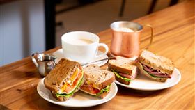 『上島珈琲店』鎖定上班族商機，提供方便美味的輕美食選擇，圖為日本上島珈琲店人氣商品B・L・T起司蛋三明治與台灣原創人氣WASABI醬牛肉濃厚起司三明治。（圖／品牌業者提供）