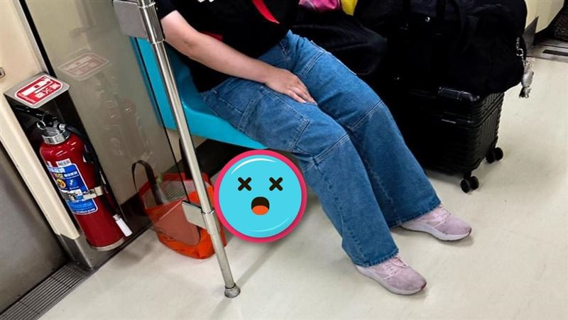捷運驚見「肉色謎物」！網笑：長輩有點涼