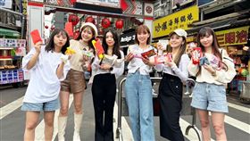 《懿想天開》舉辦夾娃娃大賽。（左起陳詩媛、倪暄、小魚、李懿、若潼、牛牛）