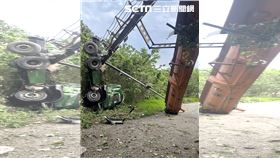 國4神岡交流道附近，發生砂石車翻覆意外，砂石車衝落邊坡，司機昏迷送醫。（圖／翻攝畫面）