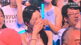 女歌迷太漂亮！被導播放演唱會大螢幕　她當眾喊「我1個人來」男伴氣炸