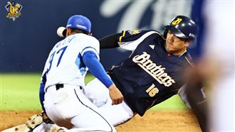 42歲周思齊盜壘成功　戴培峰：學長跑太快