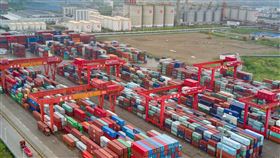 眼看貿易戰難善了  陸企謀自救中美貿易戰第二波關稅措施23日上路。陸媒報導，在貿易戰可能成為持久戰的情況下，陸企開始尋求自救之道，力求將損失降到最低。圖為航拍江蘇泰州一處港口的進出口貨櫃。（中新社提供）中央社  107年8月23日