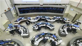 花蓮地震後5小時完成應變恢復  台灣高鐵說明花蓮日前強震造成台灣多處交通中斷、暫停，不過台灣高鐵在震後5小時內就完成應變與安全巡檢，並可依時刻表發車，令許多民眾印象深刻。高鐵公司17日公開說明，並展示模擬當時應變情形。圖為高鐵行控中心。（台灣高速鐵路公司提供）中央社記者吳睿騏桃園傳真  113年4月17日