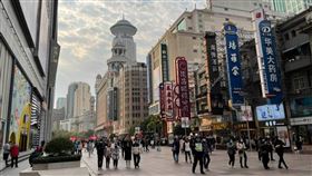 內外因素夾擊 中國經濟復甦緩慢中國經濟復甦不如預期，青年失業率創新高、出口衰退、工業利潤下降等宏觀經濟數據在在顯示引擎熄火。圖為上海知名商圈南京路步行街的街景。中央社記者吳柏緯上海攝  112年7月21日