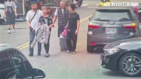 北市陳姓酒店少爺被公司懷疑偷錢，慘遭3名泊車人員上銬押走。（圖／翻攝畫面）