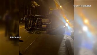 剛拿到駕照　男失控甩尾打滑衝向人群翻車