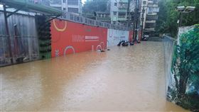 快訊／雨彈狂炸6縣市！新北汐止「大淹水」　道路變黃河畫面曝光。（圖／翻攝自汐止集團臉書）